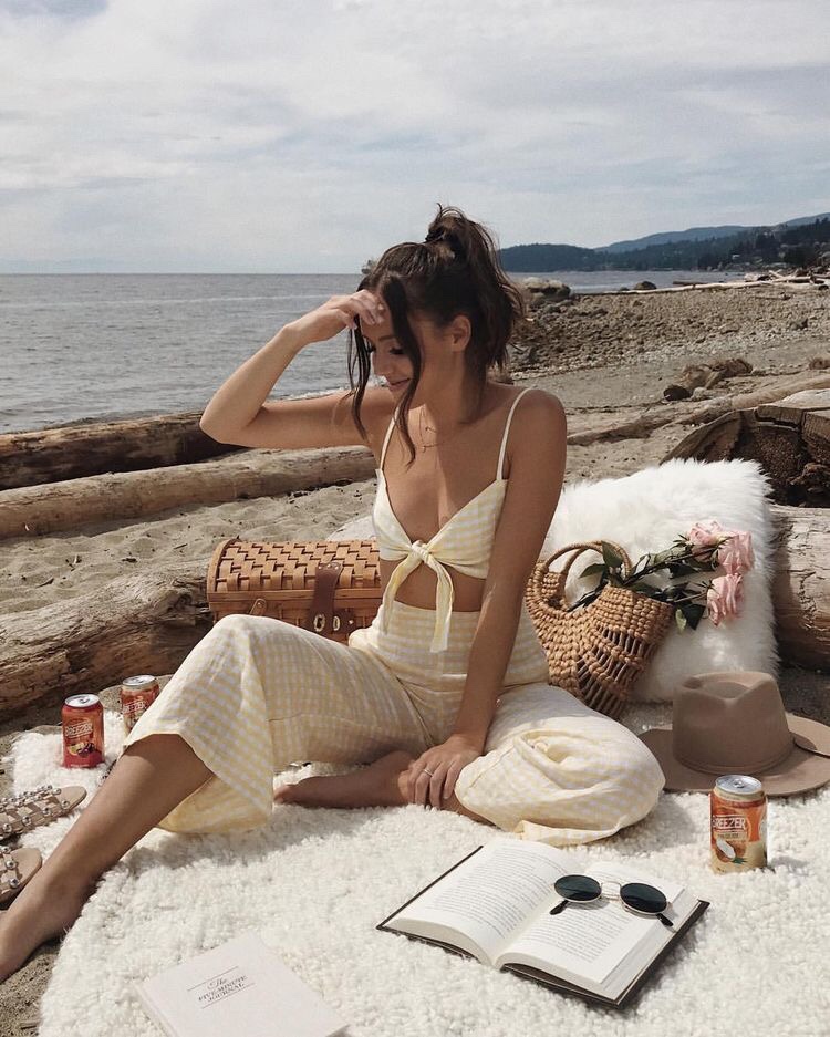 alt="16 Best Vacation Outfit Ideas To Try This Summer"