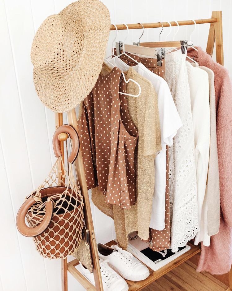alt="How to Build a Summer Capsule Wardrobe Blog Post"
