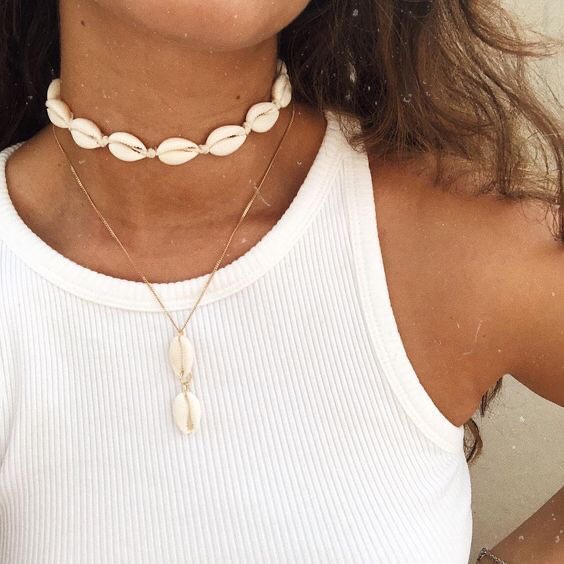 alt="Stylish Shell Necklaces for Spring"