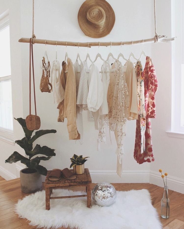 alt="How to curate a Summer Capsule Wardrobe"