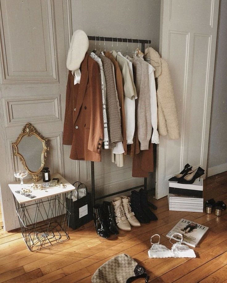 alt="How to Build a Capsule Wardrobe"